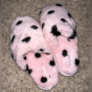 VICTORIA'S SECRET Closed Toe Faux Fur Slipper pink polka dot soft fuzzy shoes